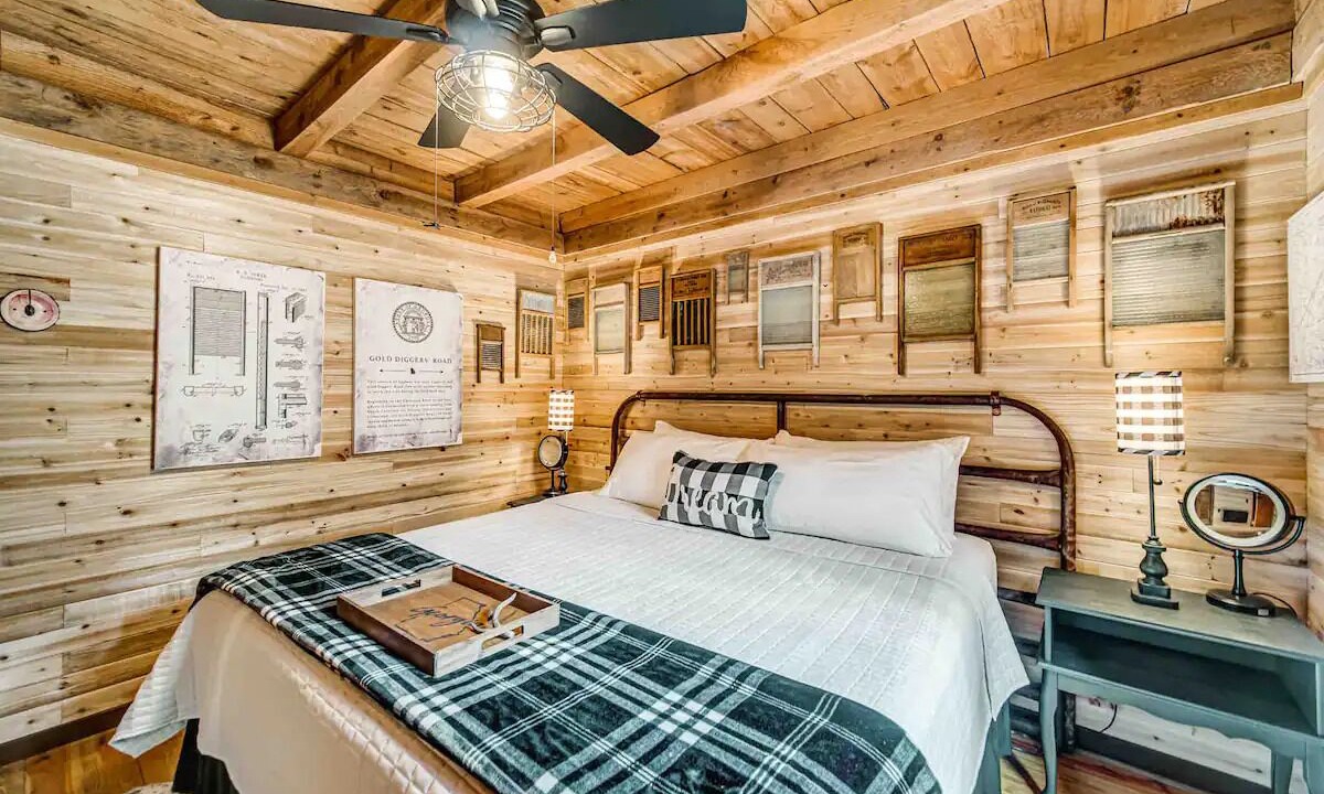 Photo of Bedroom in Dahlonega