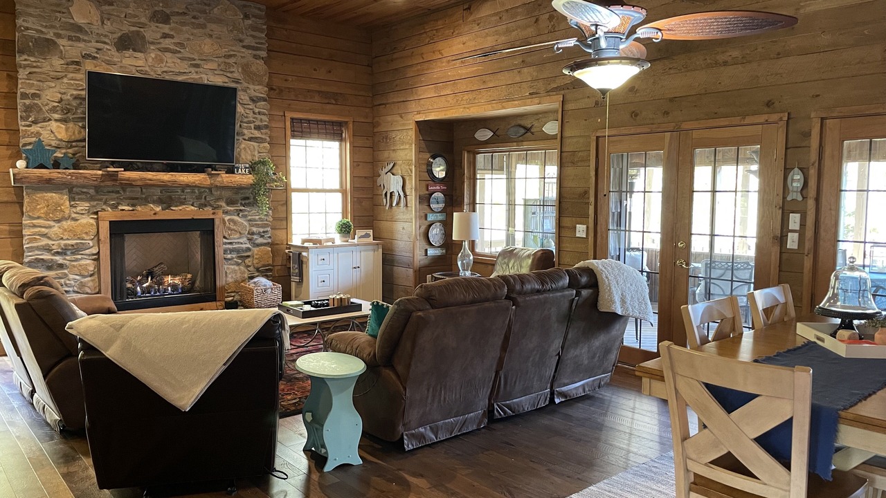 Photo of Livingroom in Falls of Rough