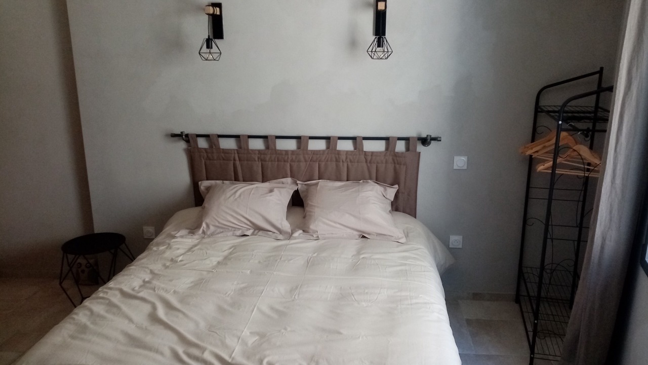 Photo of Bedroom in Montaren-et-Saint-Mediers