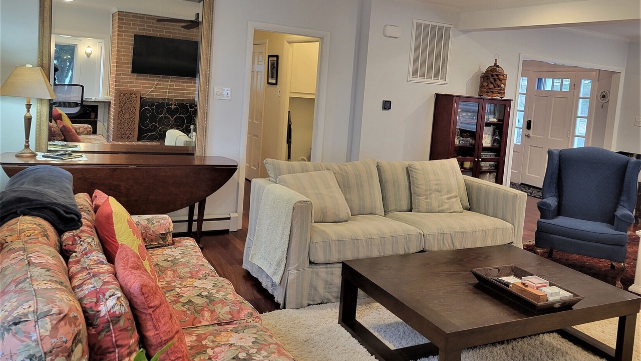 Photo of Livingroom in Calvert Beach-Long Beach