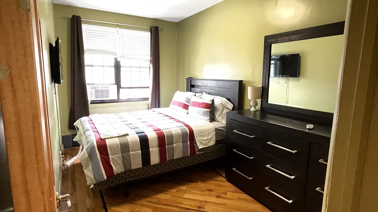 Photo of Bedroom in Ditmars Steinway