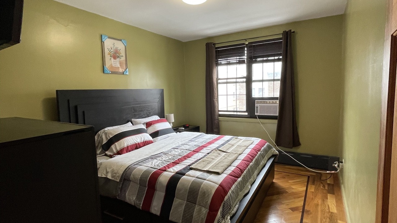 Photo of Bedroom in Ditmars Steinway