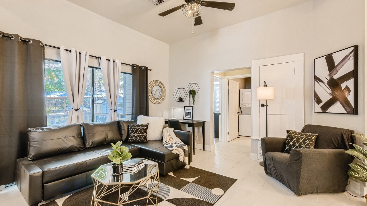 Photo of Livingroom in Government Hill
