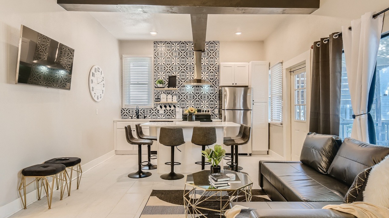 Photo of Livingroom in Government Hill