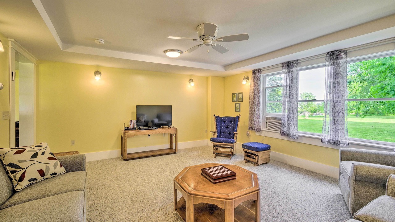 Photo of Livingroom in Oaks Corners