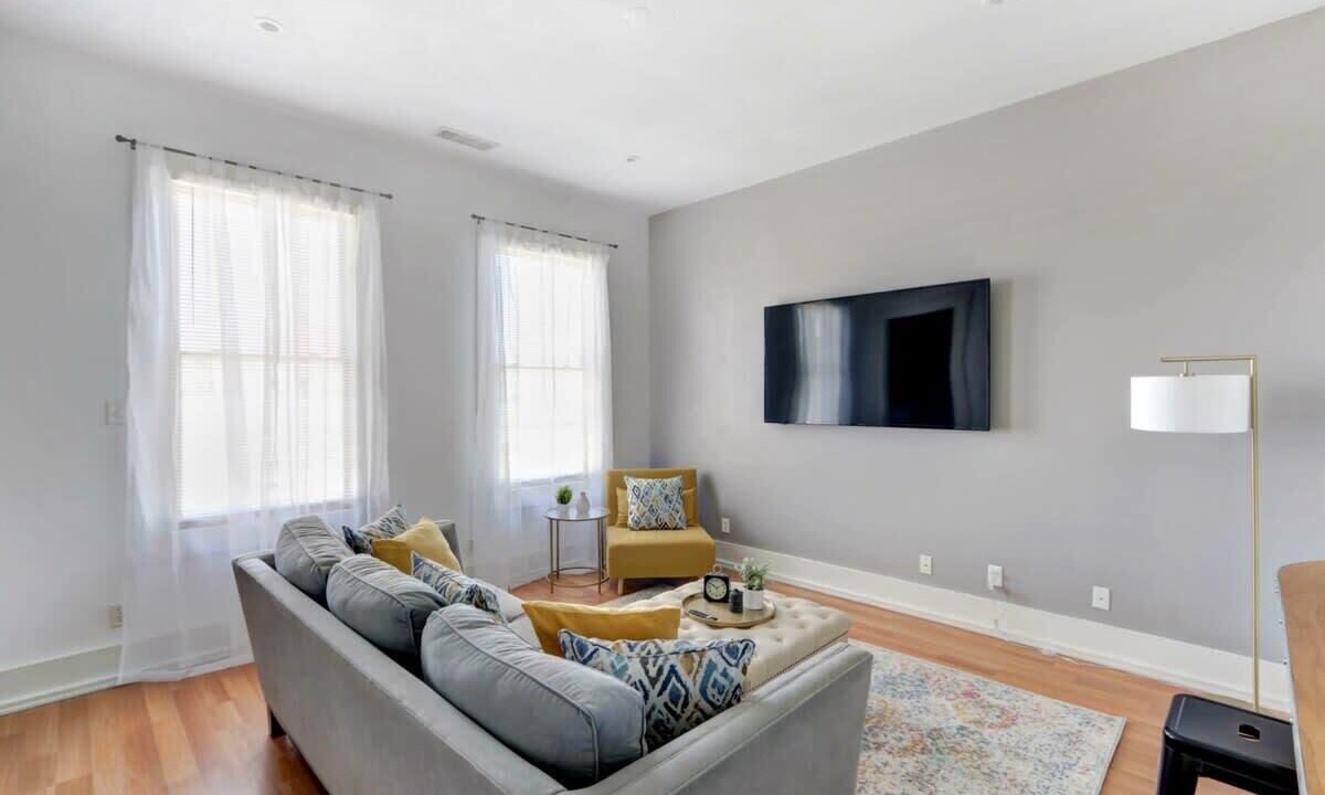 Photo of Livingroom in Thomas Square