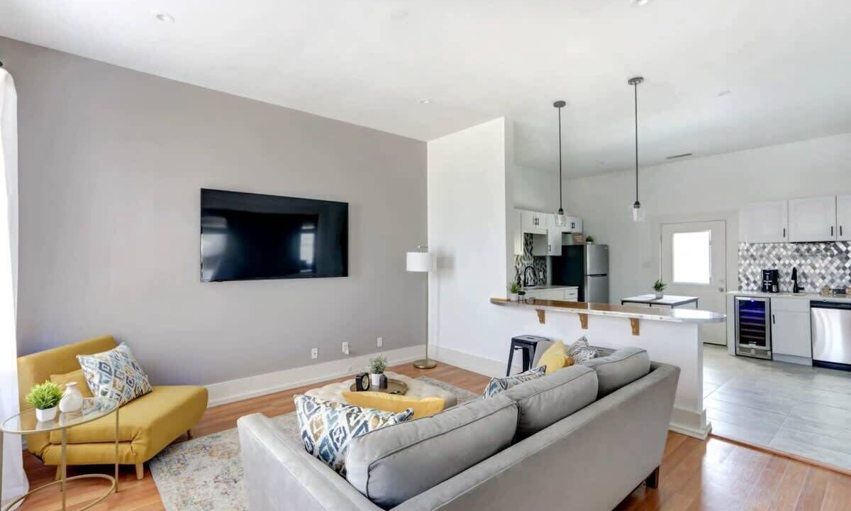 Photo of Livingroom in Thomas Square