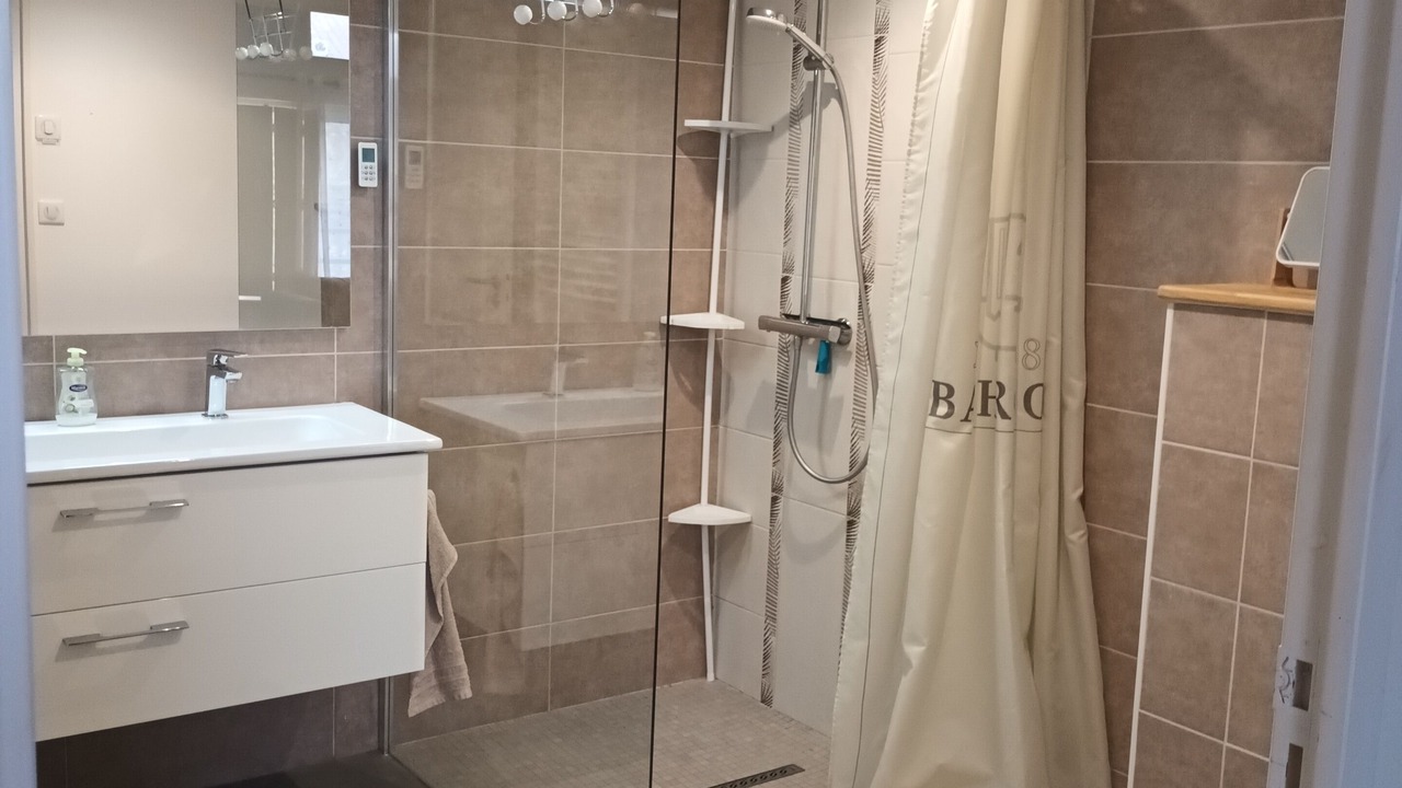 Photo of Bathroom in Thire