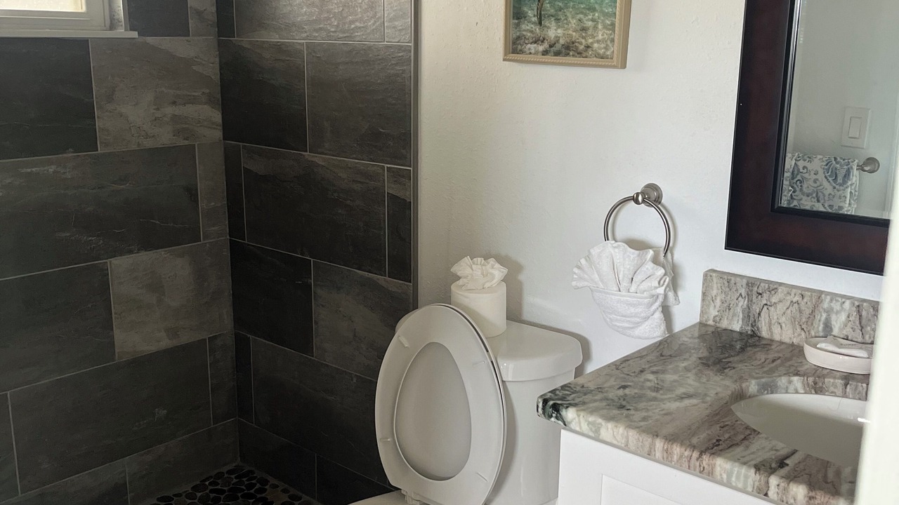 Photo of Bathroom in Aloha Gardens