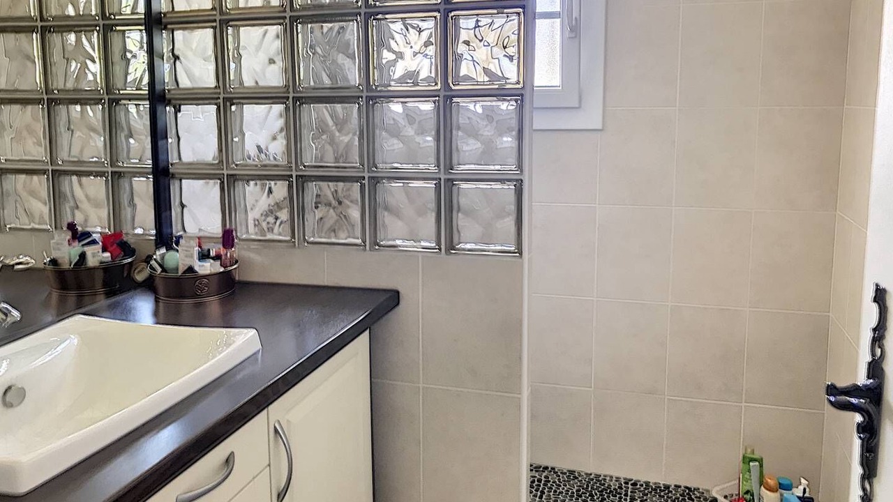 Photo of Bathroom in Messanges