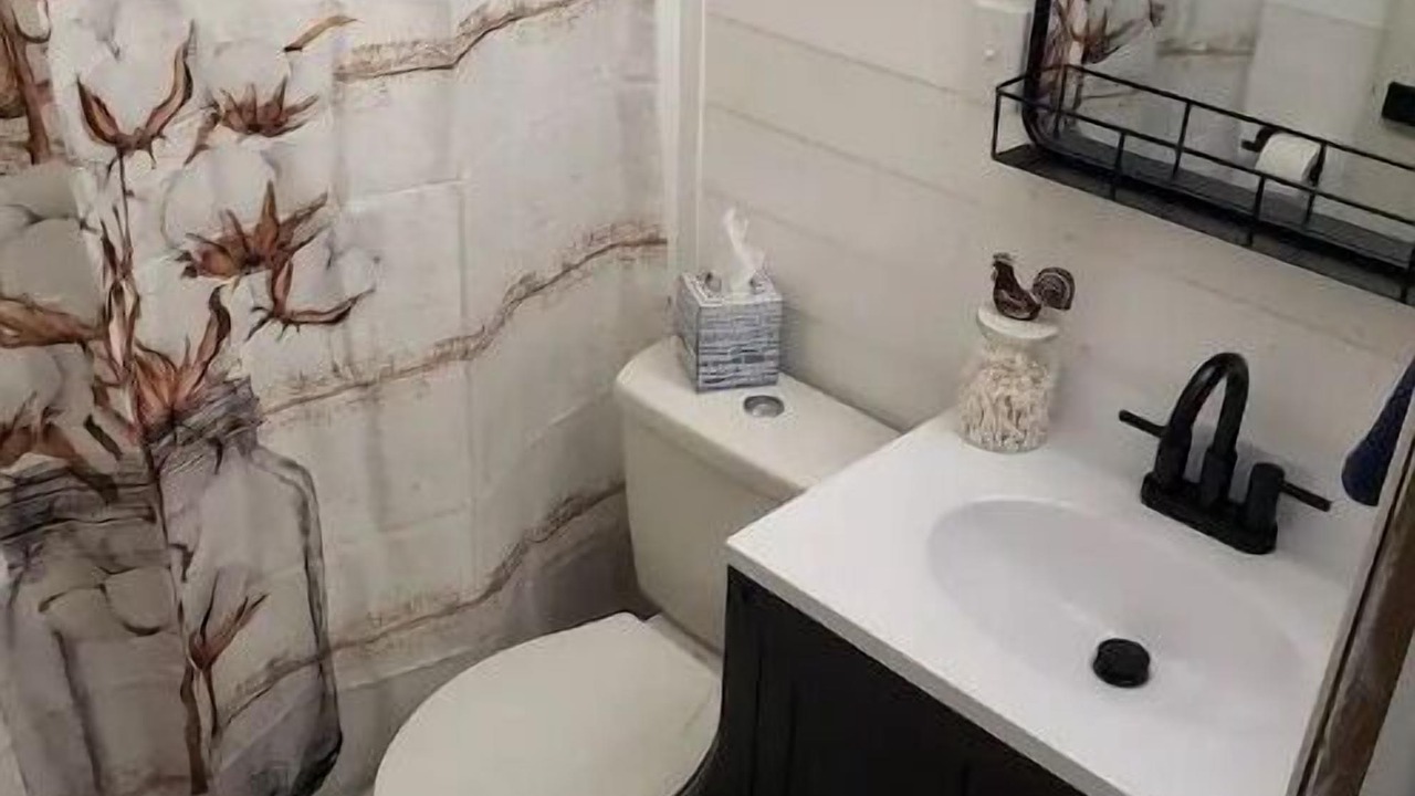 Photo of Bathroom in Deal Island