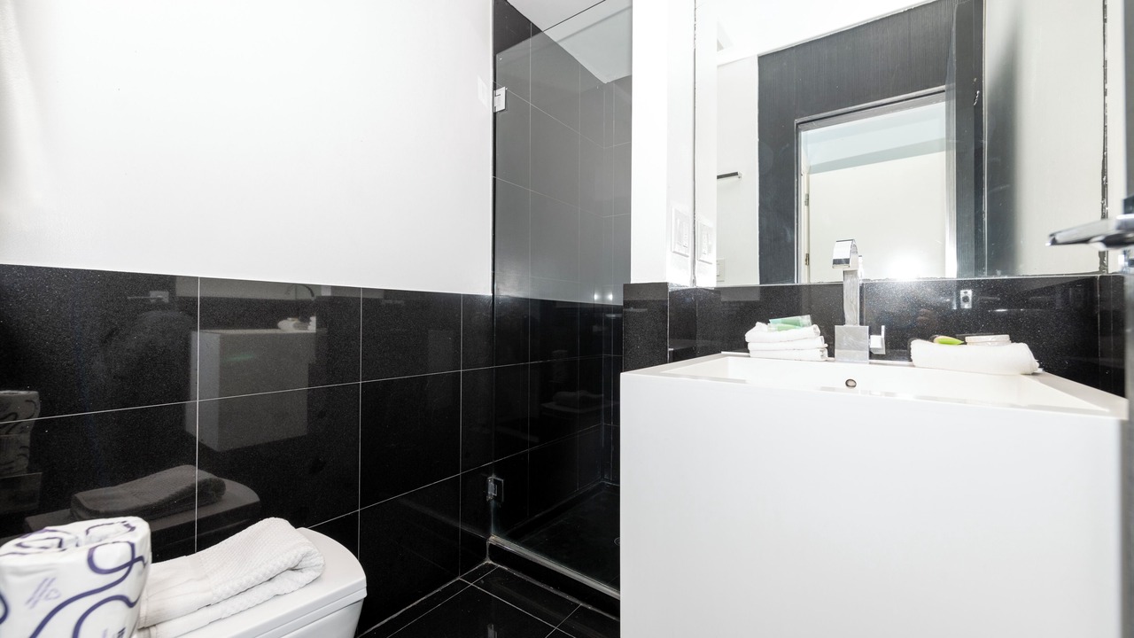 Photo of Bathroom in Flamingo/Lummus