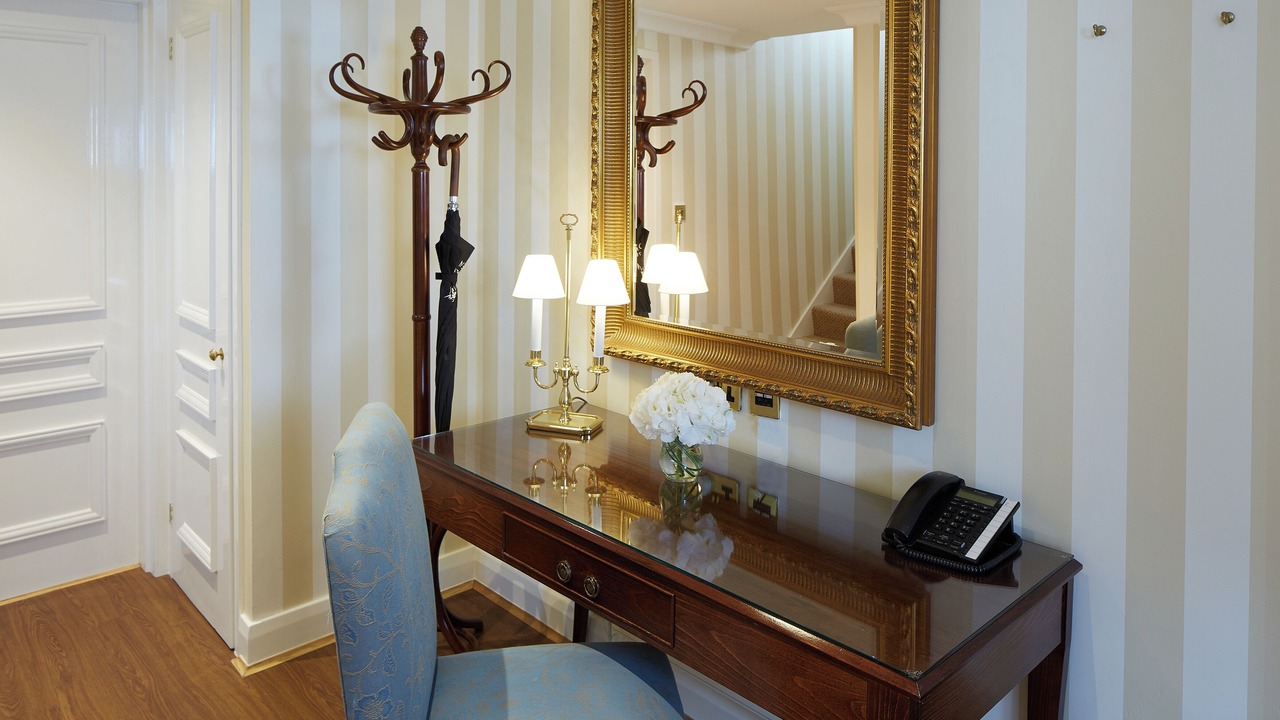 Photo of Others in Queen's Gate