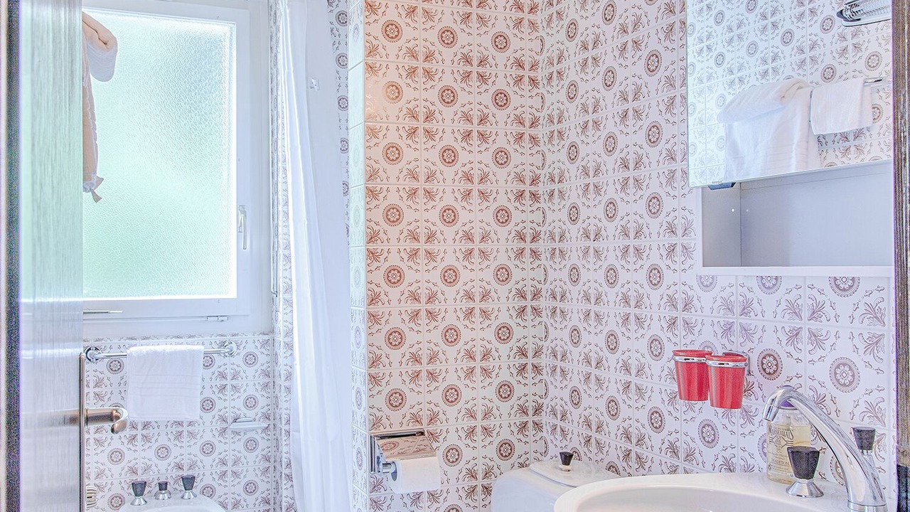 Photo of Bathroom in Lens