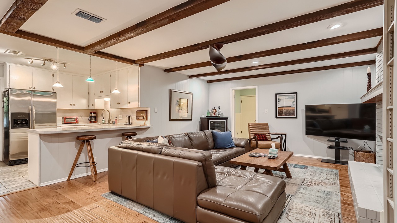 Photo of Livingroom in University Hills and Windsor Park