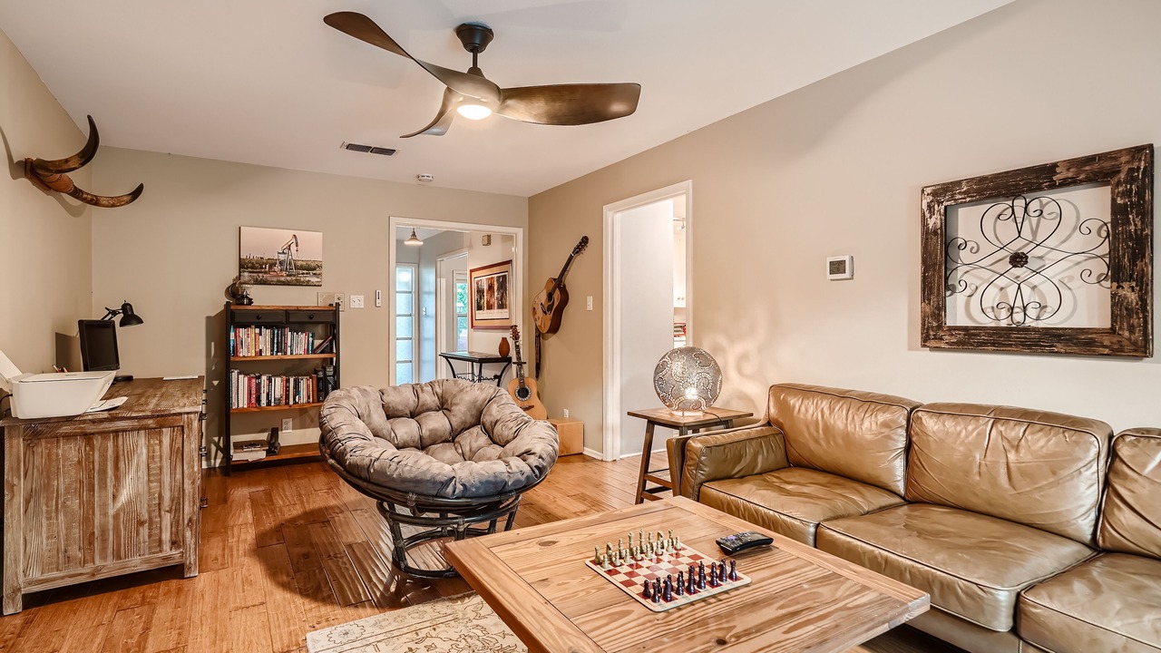 Photo of Livingroom in University Hills and Windsor Park