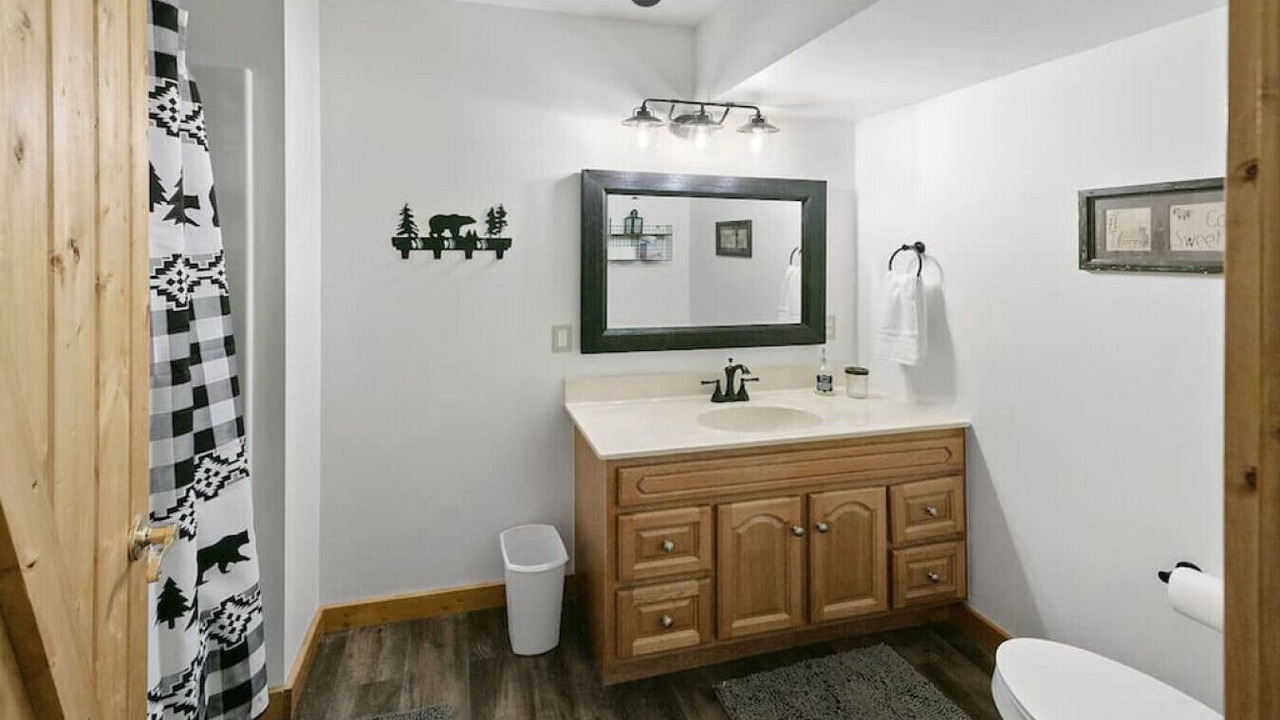 Photo of Bathroom in Flat Hollow Marina