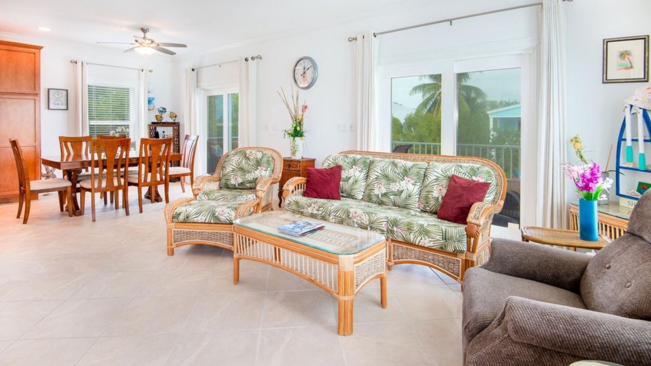 Photo of Livingroom in Breezeswept Beach Estates