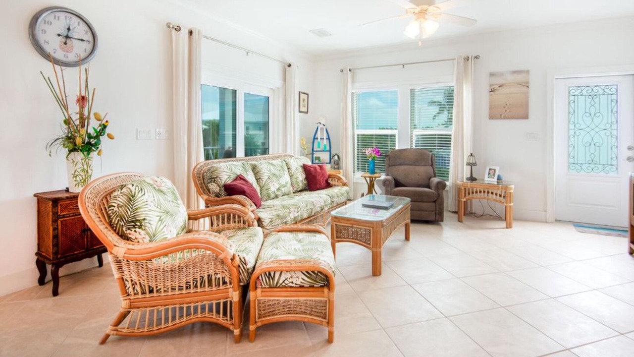 Photo of Livingroom in Breezeswept Beach Estates