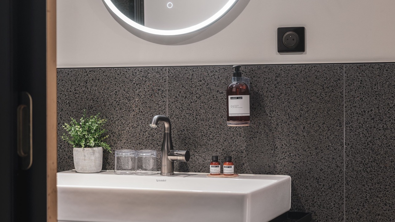 Photo of Bathroom in Graslin - Commerce