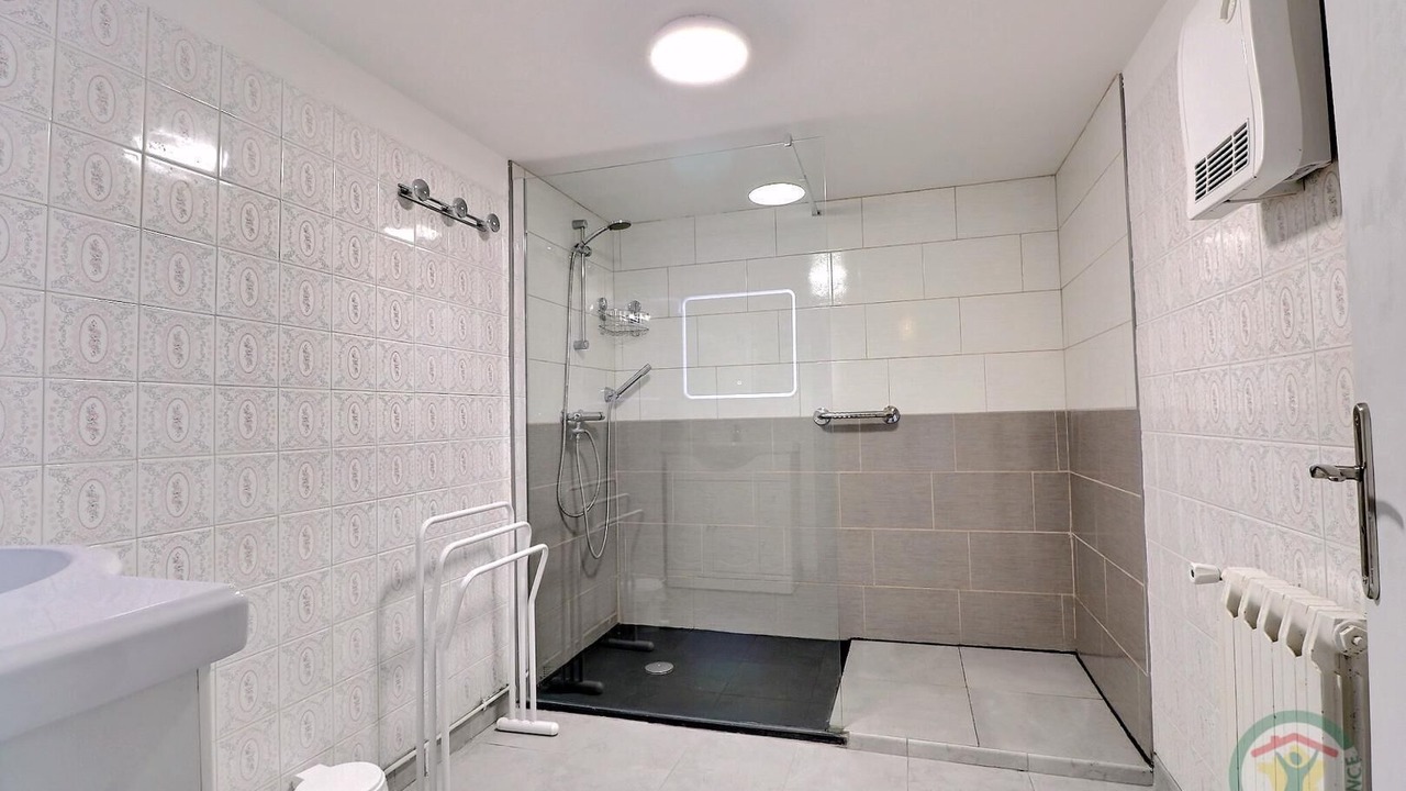 Photo of Bathroom in Roz-Landrieux