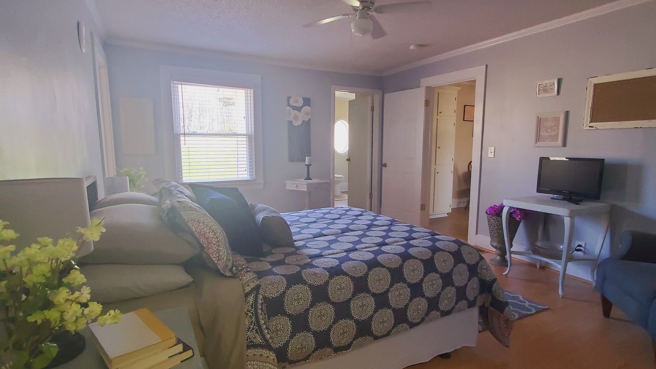 Photo of Bedroom in King
