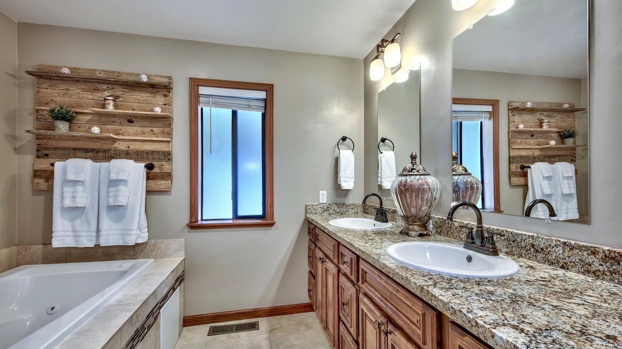 Photo of Bathroom in Country Club Estates