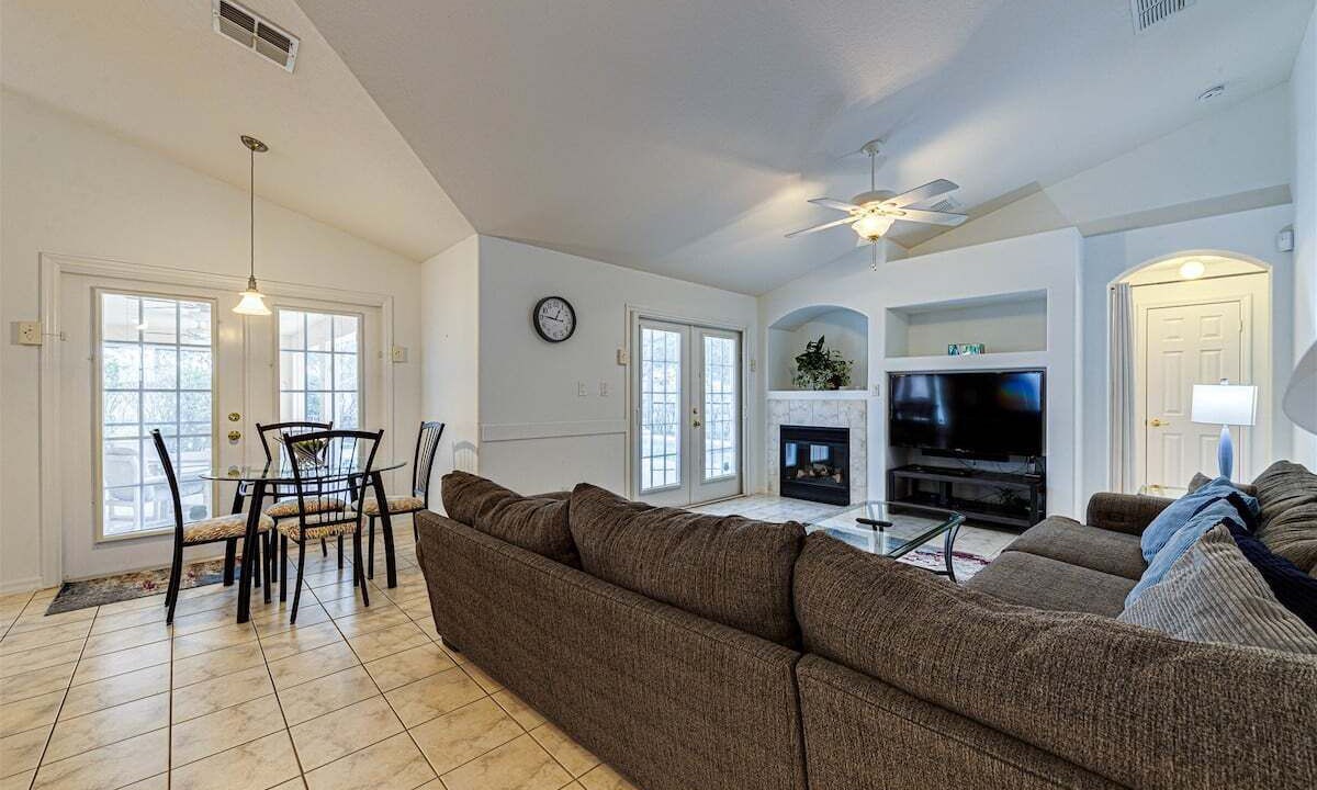 Photo of Livingroom in Orange Tree
