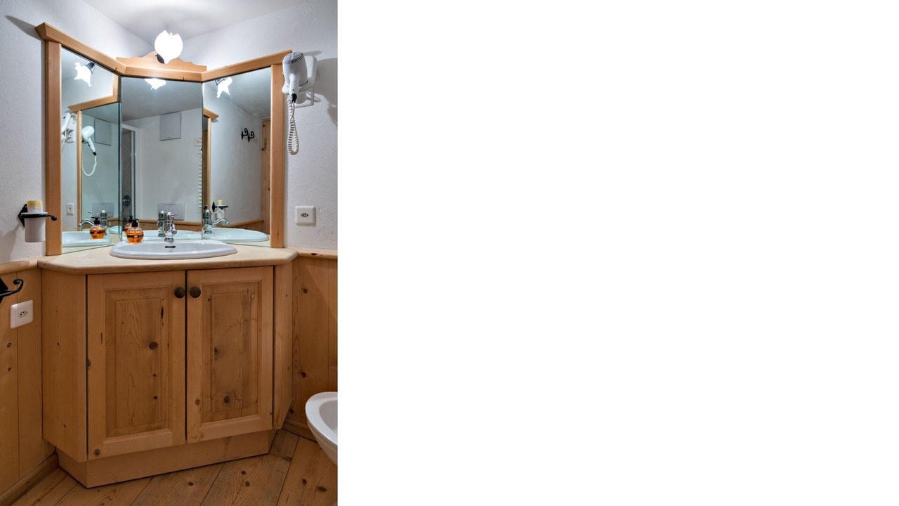 Photo of Bathroom in Madulain