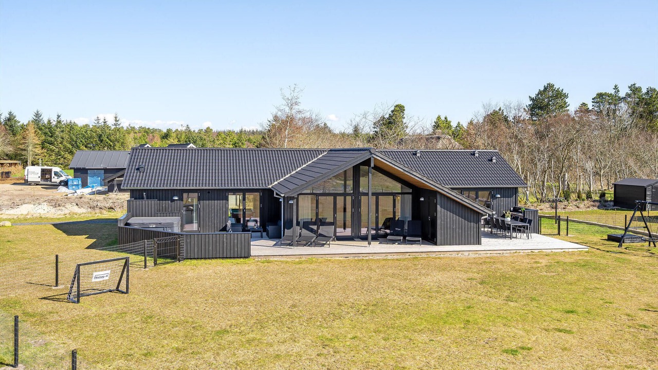 Photo of Others in Henne