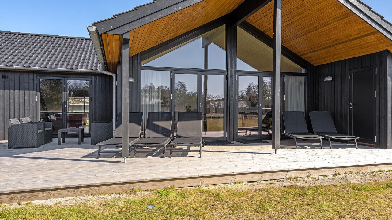 Photo of Others in Henne