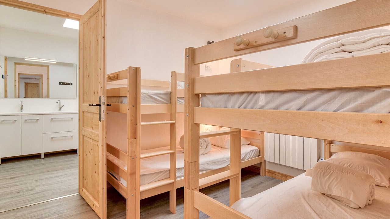 Photo of Bedroom in Genos