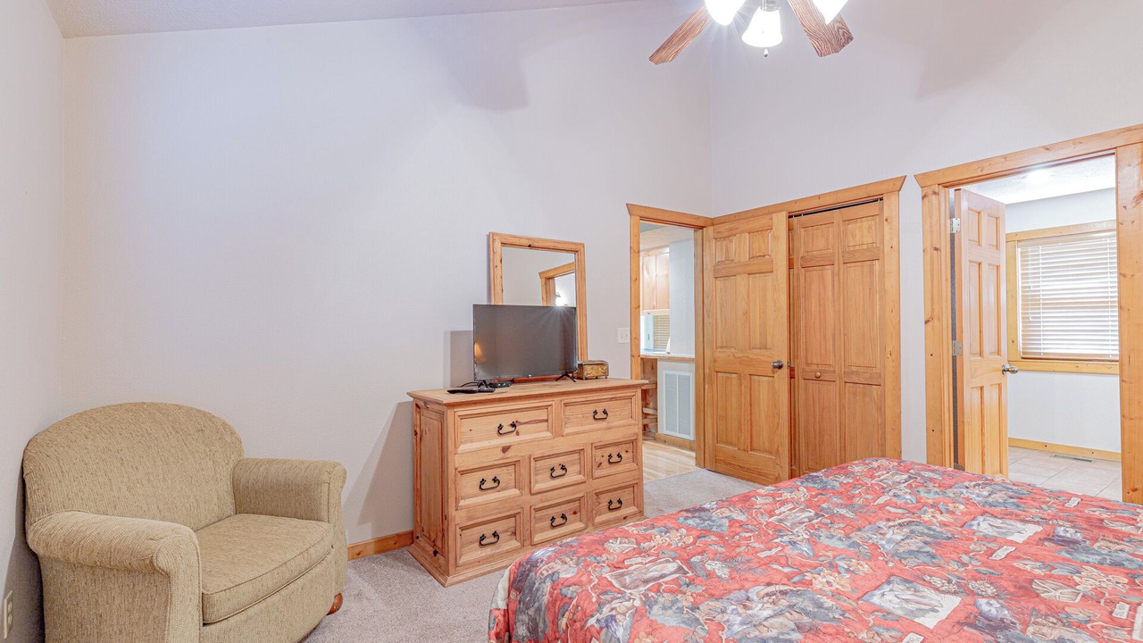 Photo of Bedroom in Reeds Spring