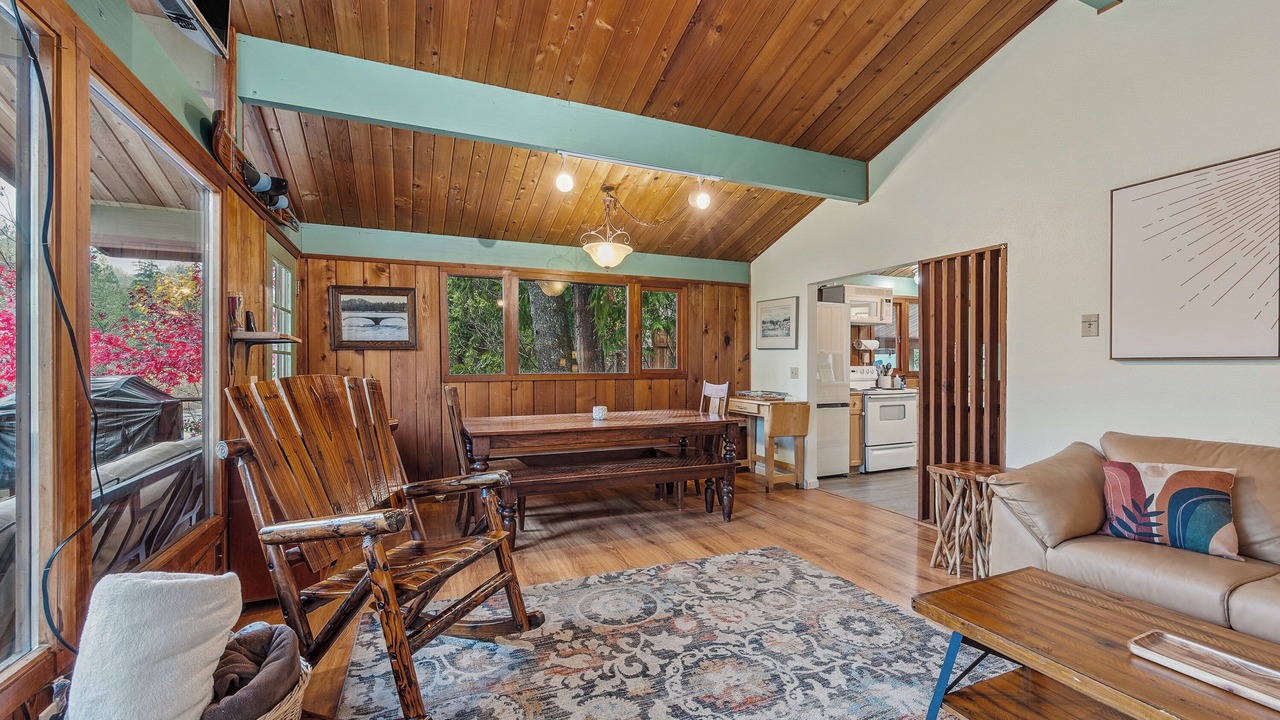 Photo of Livingroom in Gold Bar