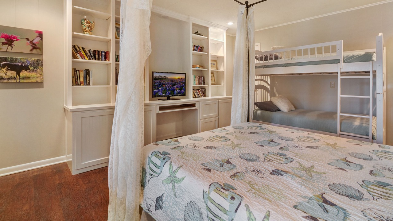 Photo of Bedroom in Holly Lake Ranch
