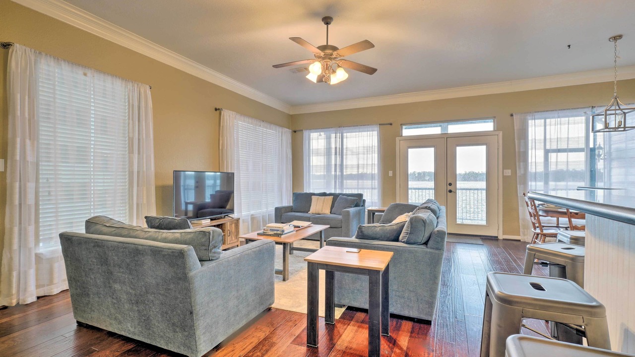 Photo of Livingroom in April Sound
