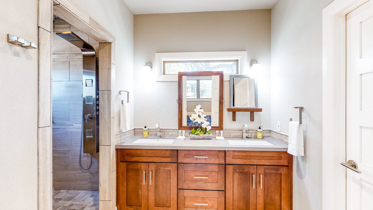 Photo of Bathroom in Point Venture