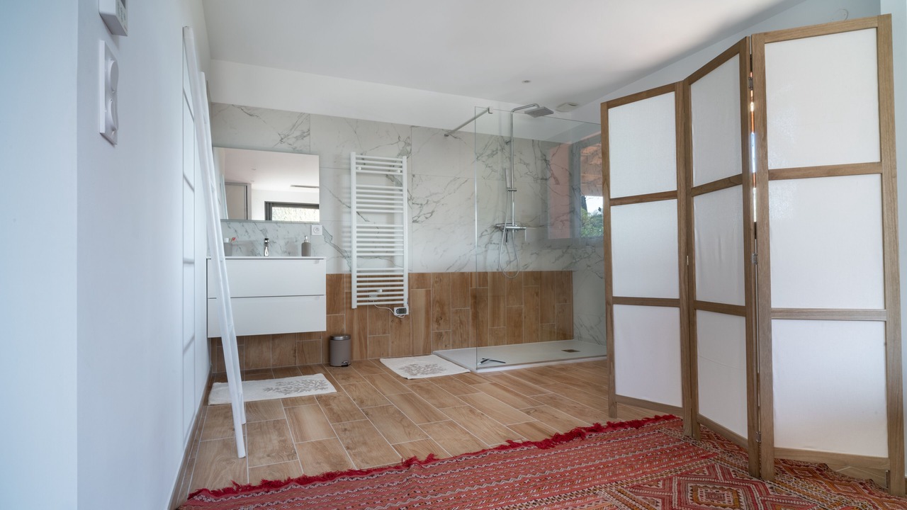 Photo of Bathroom in Tavel