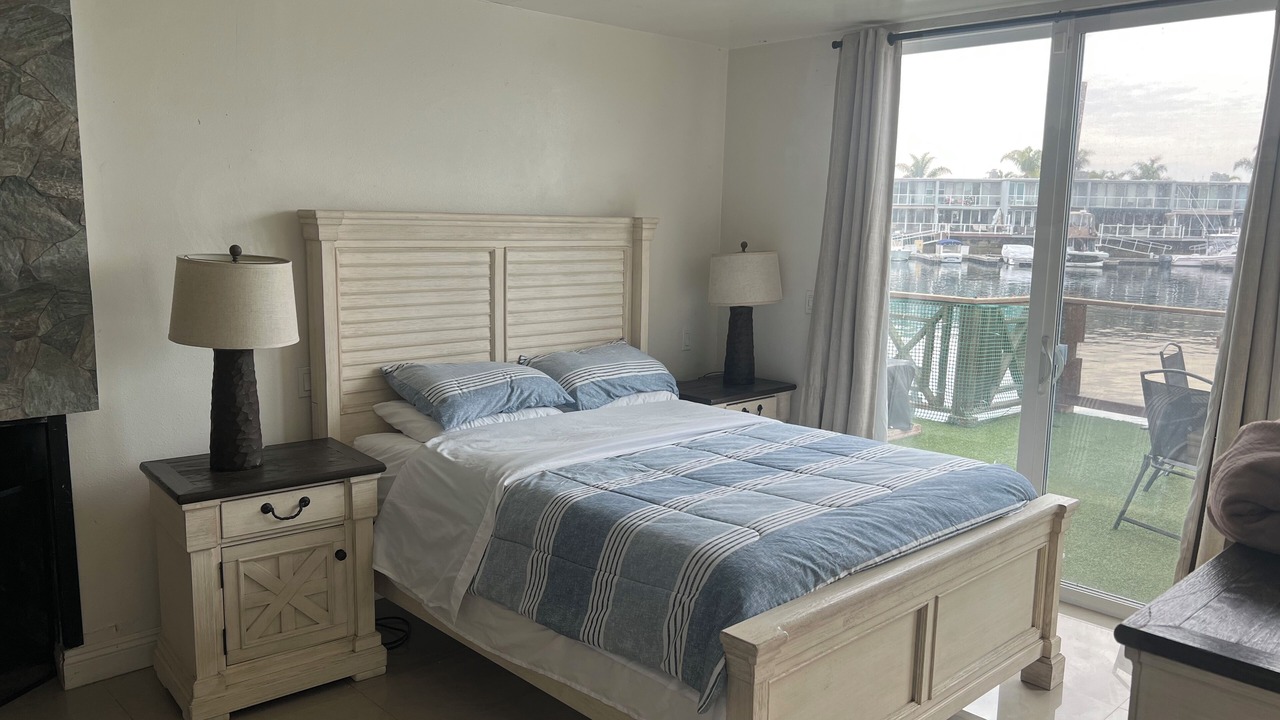 Photo of Bedroom in Huntington Harbour
