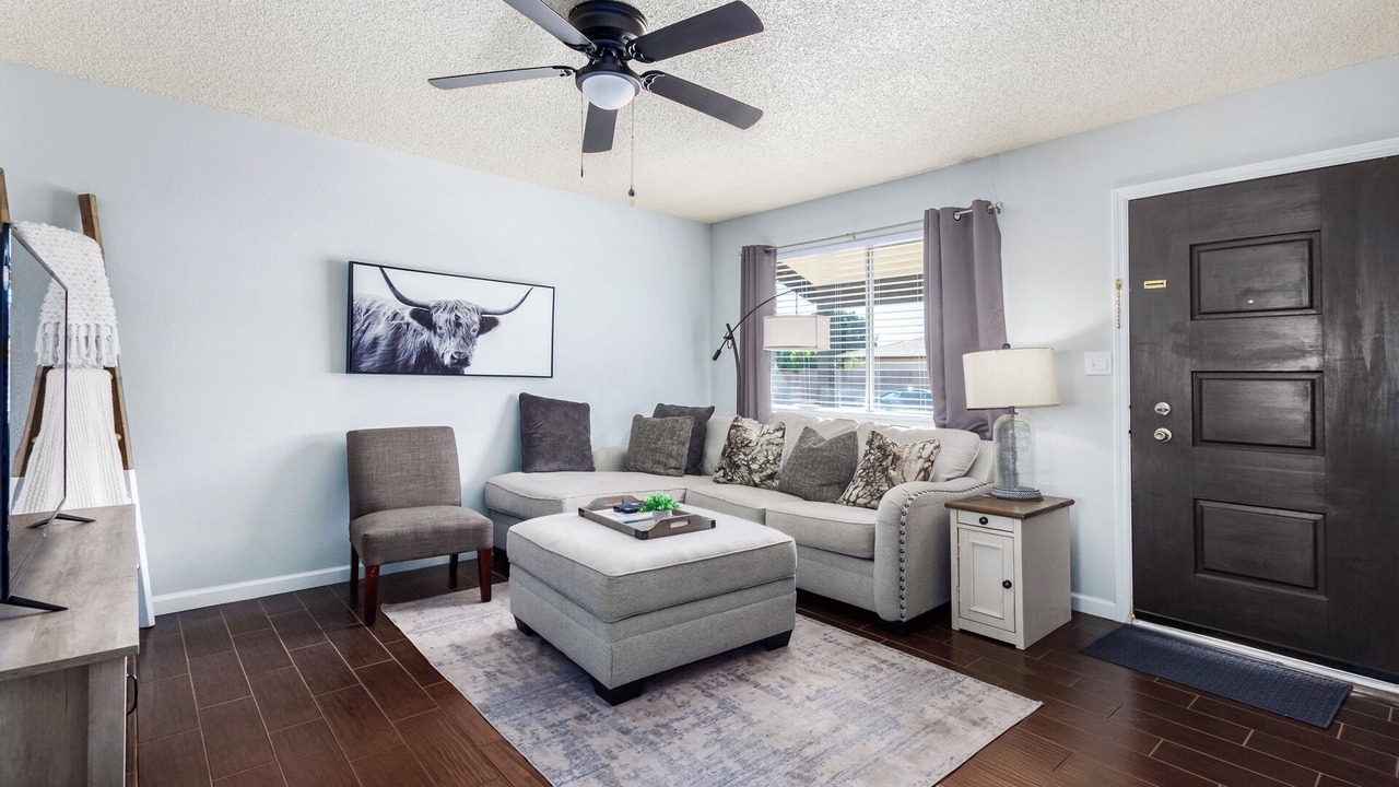 Photo of Livingroom in Desert Foothills Estates