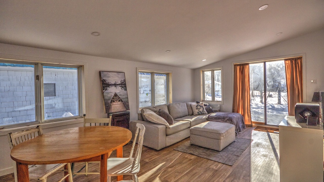 Photo of Livingroom in Bolton-Ouest