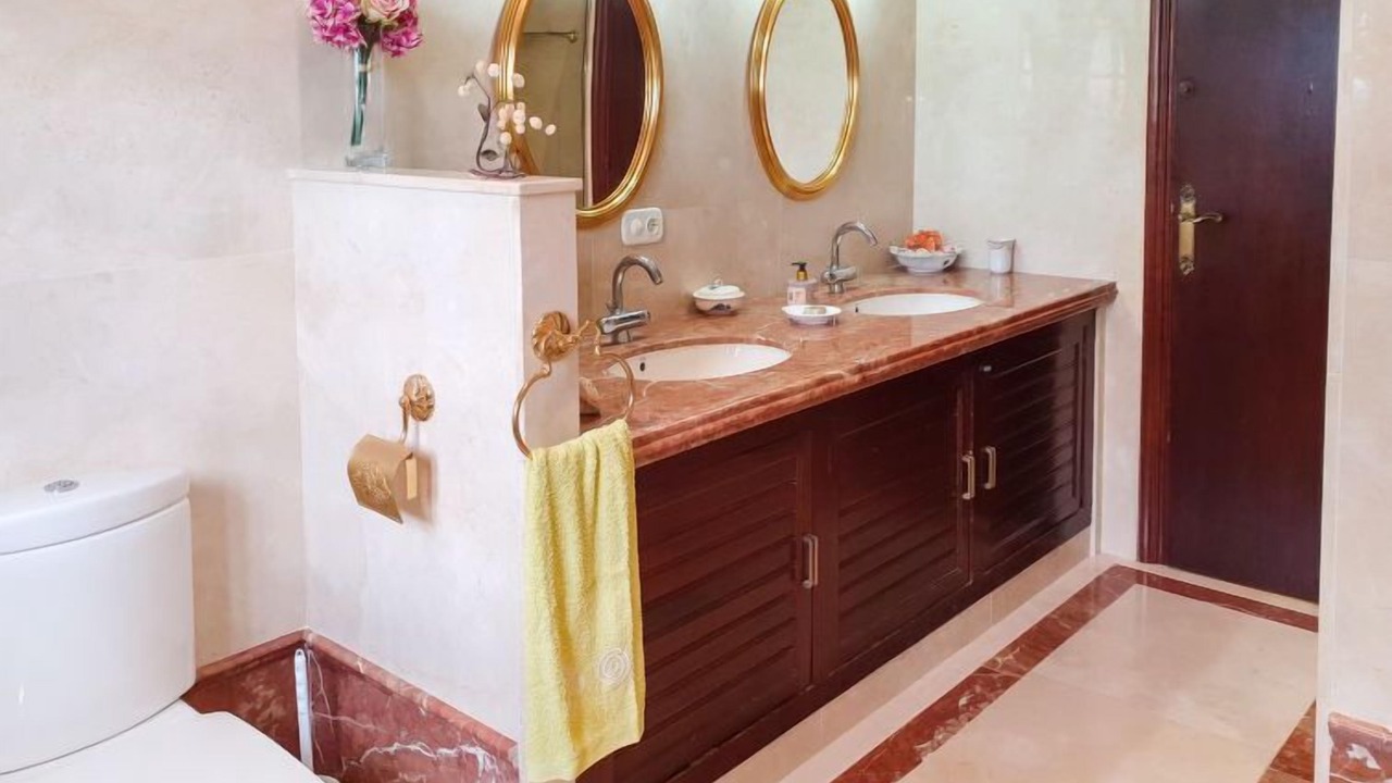Photo of Bathroom in Alcover