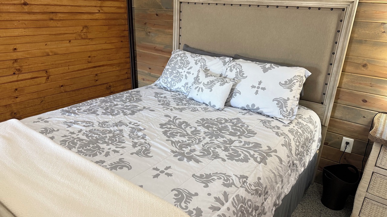 Photo of Bedroom in Lakehills