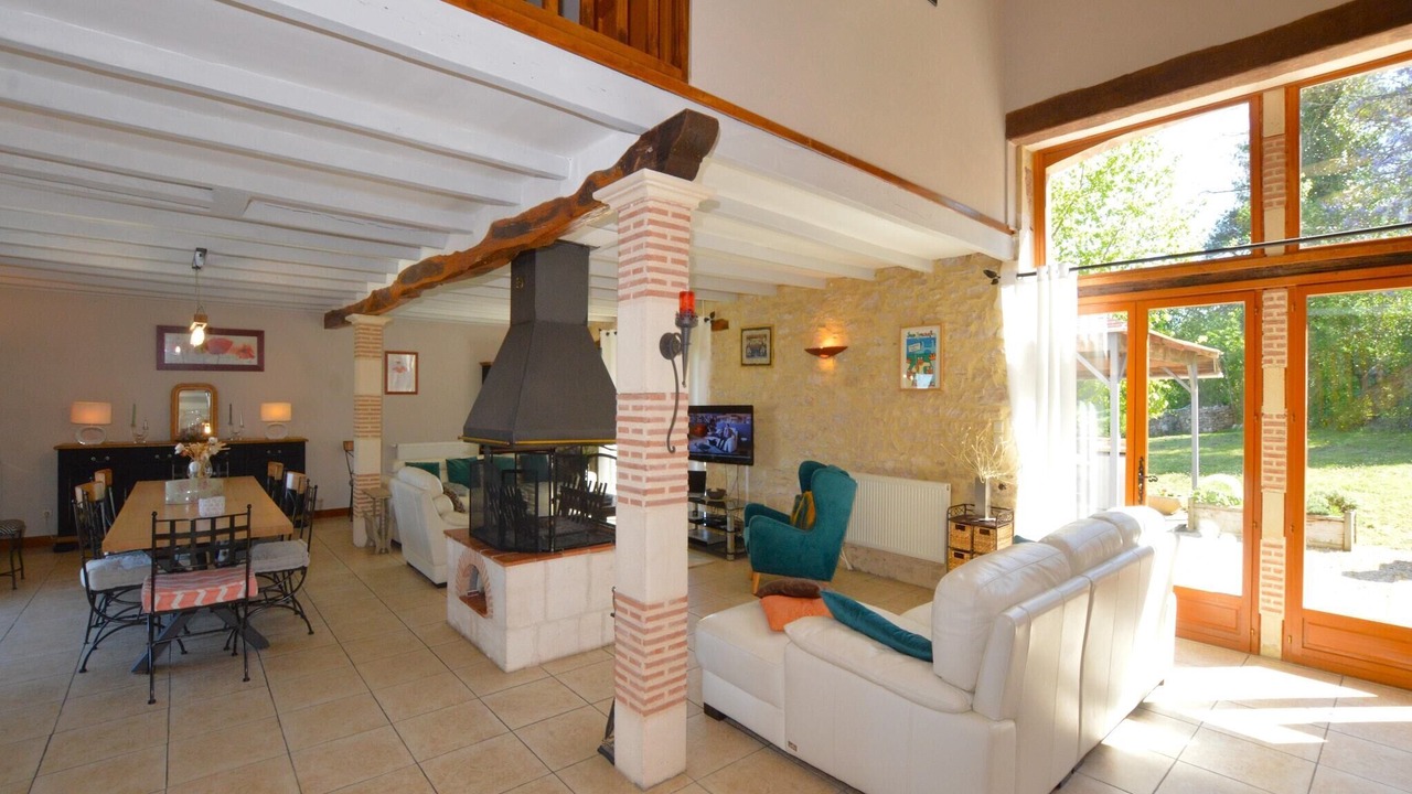 Photo of Livingroom in Thedirac