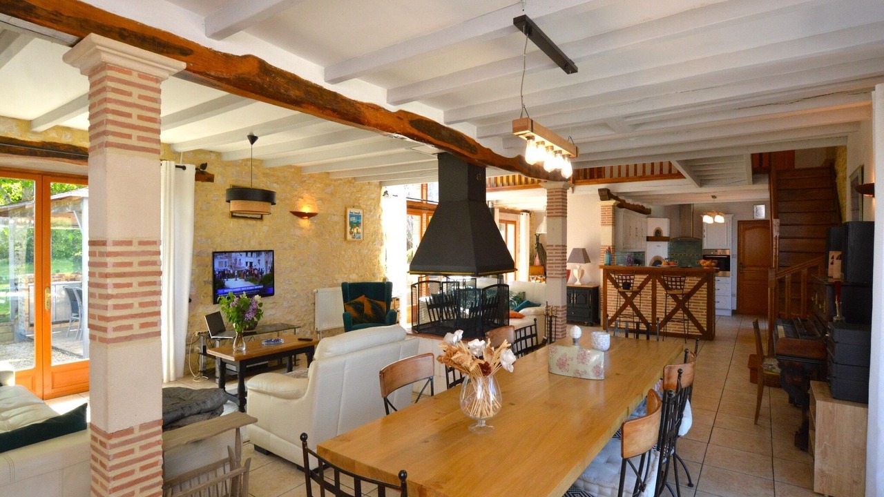 Photo of Livingroom in Thedirac