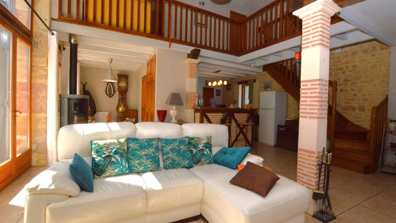 Photo of Livingroom in Thedirac