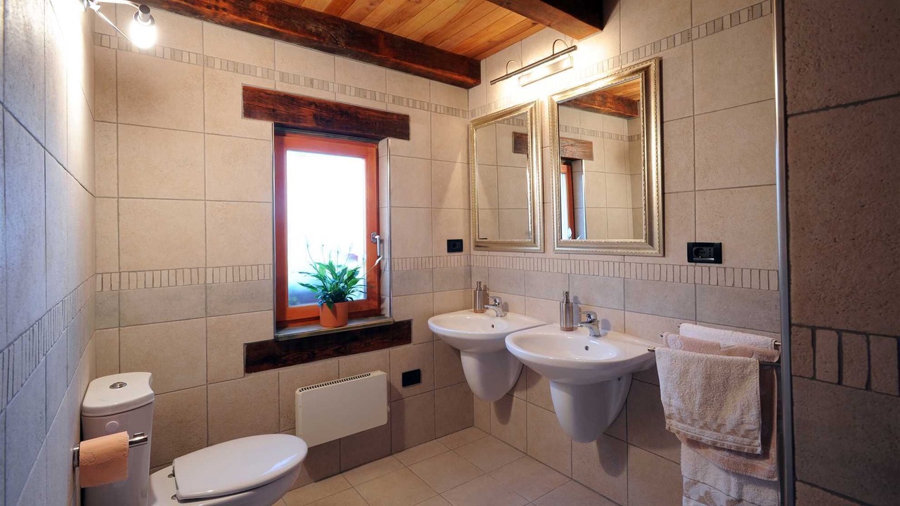 Photo of Bathroom in Plomin