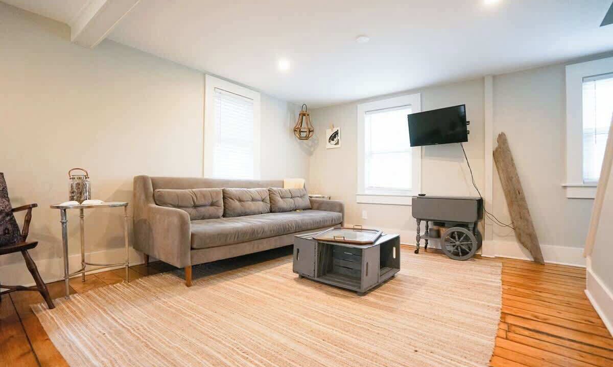 Photo of Livingroom in Off Broadway