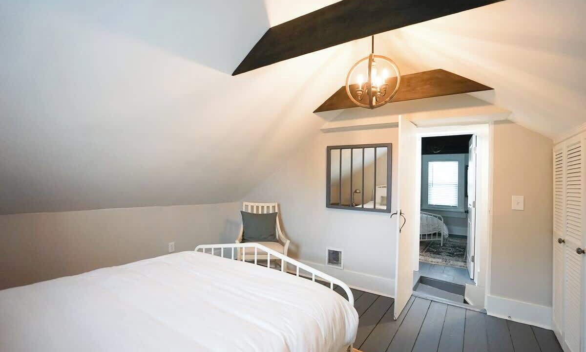 Photo of Bedroom in Off Broadway