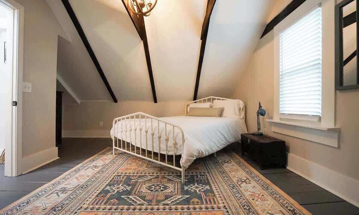 Photo of Bedroom in Off Broadway